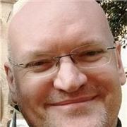 Cerchi un insegnante di inglese con quel famoso senso dell'umorismo britannico - perparato, esperto e qualificato? Sono qui!